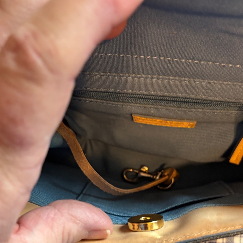 Dooney & Bourke Olive Signature Mini bag with Tan Trim and Heart Charm; Y2K - Picture 10 of 11